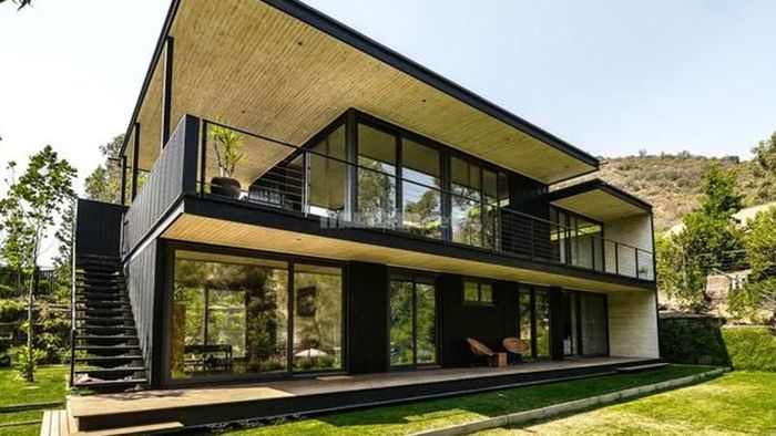 Mẫu nhà tiền chế 2 tầng 5x20, một lựa chọn tuyệt vời cho không gian sống rộng rãi và hiện đại.