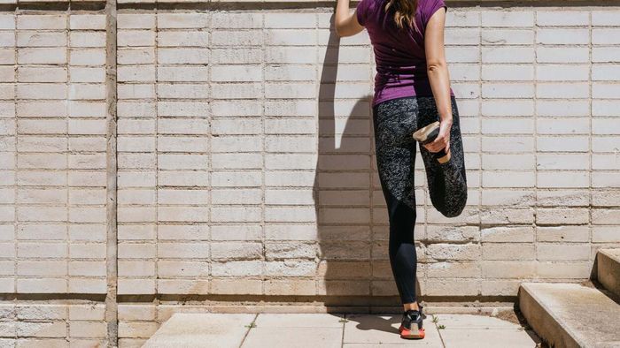 Should you stretch before or after your workout? There are varying opinions on this topic. Over time, I’ve tried stretching before my workouts like most people do, abandoned it when the cons seemed to outweigh the benefits, and more recently, I’ve come to recognize the advantages stretching can offer in enhancing a workout. Let me share my insights with you.