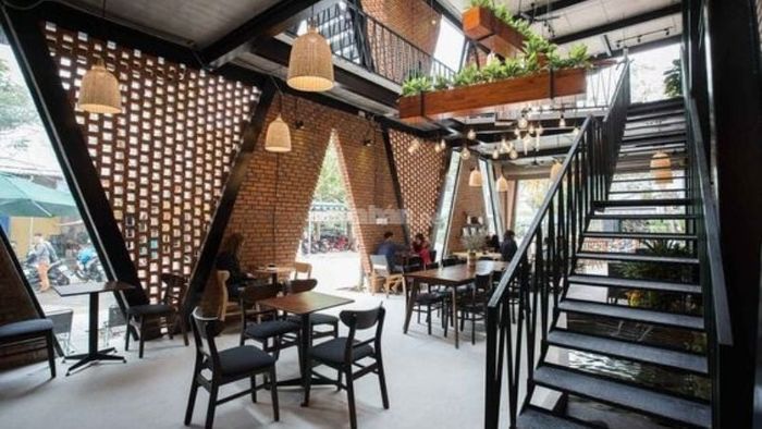 Mẫu nhà tiền chế 2 tầng dành cho quán ăn đem đến không gian mở, dễ chịu và đầy ánh sáng tự nhiên.