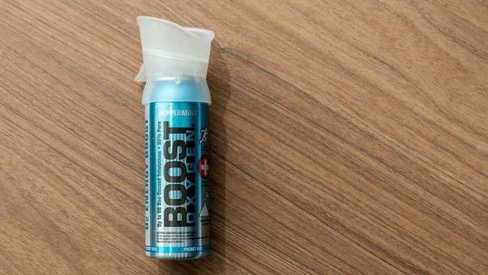 Anyone who competes in sports knows that they’ll try anything to improve their performance. Runners consume energy-boosting gels, and athletes wear lubricants to avoid chafing. Football players are often seen taking oxygen breaks on the sidelines. Nowadays, you can even pick up a can of pure oxygen at stores like CVS. The promises of these oxygen cans are tempting: they claim to boost endurance, help with energy levels, speed up recovery, alleviate stress, and even relieve hangovers.