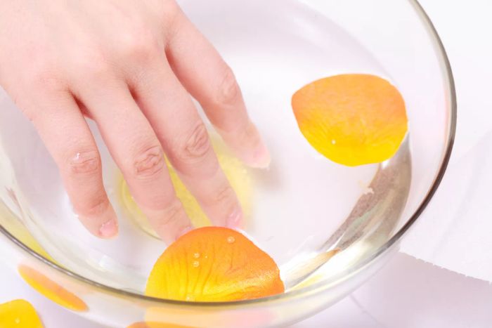 Eliminate yellow stains from nails using hydrogen peroxide