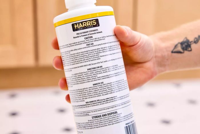 The reverse label of the Harris Boric Acid Roach Powder With Lure container