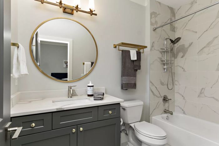 A bathroom showcasing mixed metal finishes