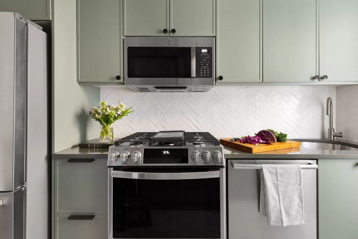 Green cabinets in the kitchen add a touch of freshness and elegance to the space.