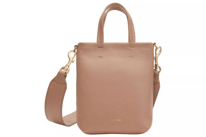 The Cuyana Easy Phone Tote is designed for those who appreciate simplicity and functionality, making it the perfect addition to your wardrobe.
