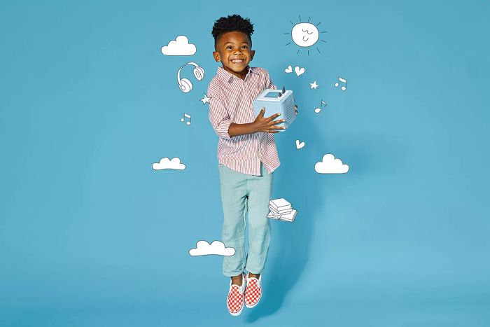 A child is happily listening to tunes on the Tonies Toniebox Audio Player.