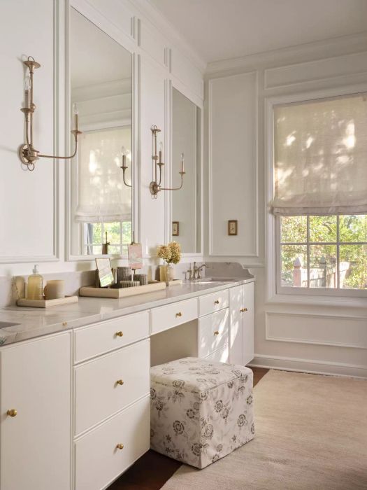 A bathroom showcasing Sherwin Williams' Alabaster White