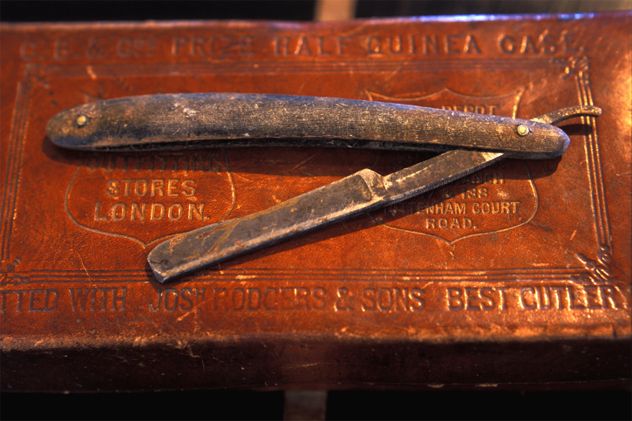4- razor blade
