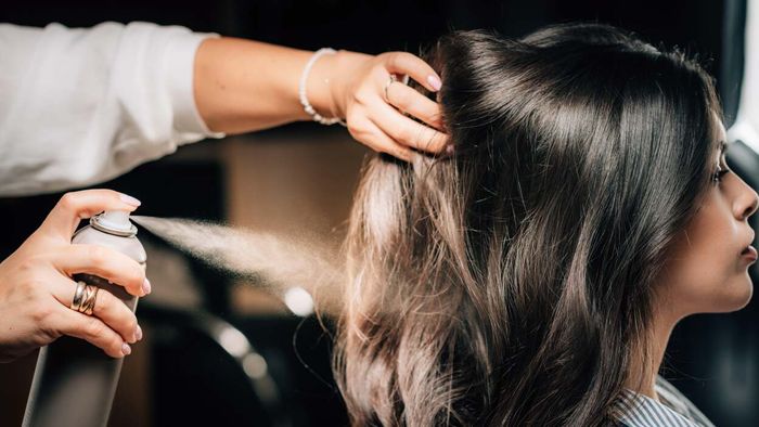 How to Prevent Hairspray from Leaving Flakes on You