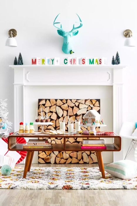 Christmas Mantel Decorating Ideas: Retro Logs in Fireplace