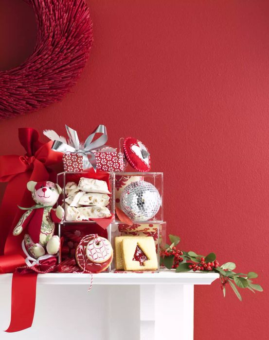 Christmas Gift-Themed Mantel