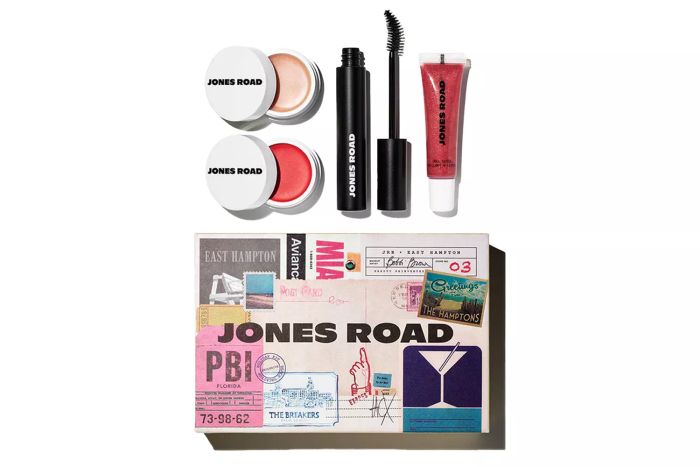 Jones Road's The Beach Vacation Kit offers a collection of essential beauty products designed to give you that effortless, sun-kissed glow, perfect for your beach getaway.