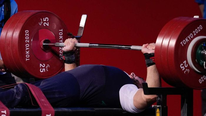 How to Pick the Right Dumbbell Weight When Trying a New Exercise
