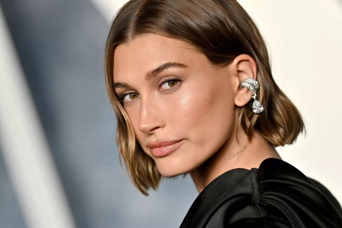 Shoulder-length haircuts featuring the Italian Bob are an excellent choice for adding sophistication. This chin-length cut enhances texture and volume, creating a chic, playful look.
