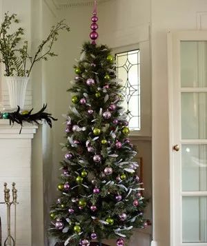 Christmas decor ideas - A Christmas tree adorned with soft, fluffy feathers