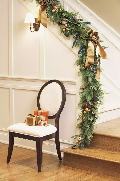 xmas-stairs-garland-GettyImages-97555271