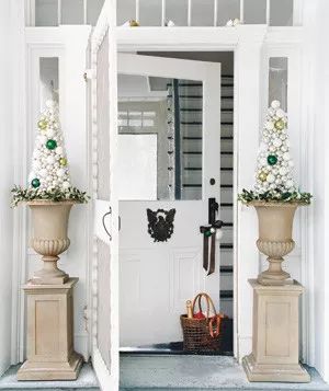 Ideas for Christmas decorations - outdoor door frame accents