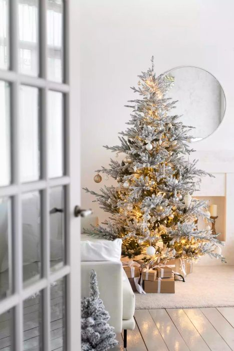 white-xmas-tree-GettyImages-1449772367