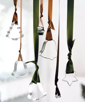 Christmas decoration idea - Cookie-cutter sun catchers