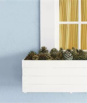 Christmas decoration inspiration - Pinecones as flowerbox filler