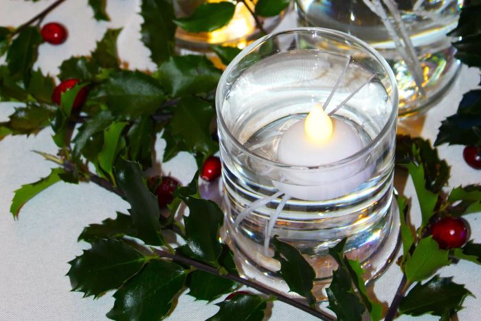 vase-tea-lights-decor-xmas-GettyImages-1447980102