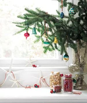 Christmas decoration ideas - Window ledge with holiday decorations