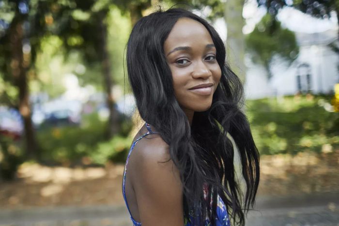 woman with smooth, straightened hair outside