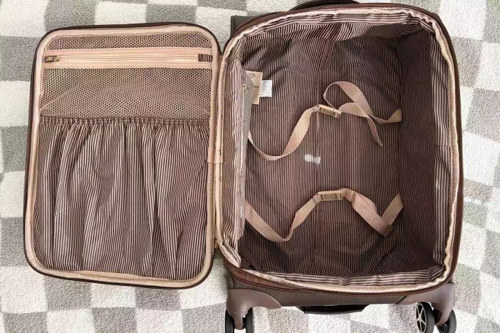 Details inside the London Fog Kensington Expandable Spinner