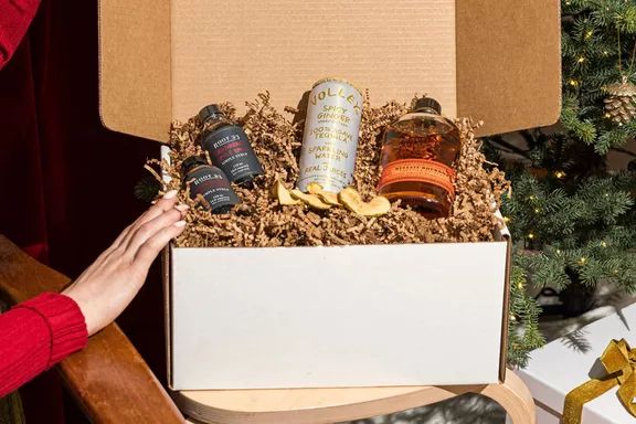 American Cocktail Club Subscription Kit brings the joy of crafting classic American cocktails right to your doorstep with all the essentials for the perfect mix.