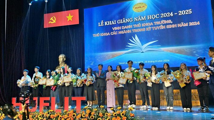 Đại học Ngoại ngữ Tin học là ngôi trường có điểm chuẩn cao đi đôi với chất lượng đào tạo vượt trội