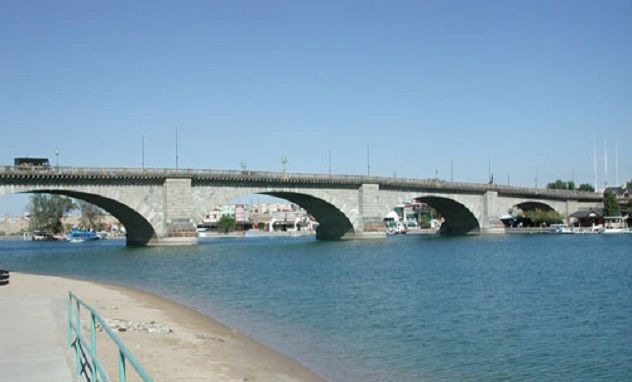 London_Bridge,_Lake_Havasu,_Arizona,_2003