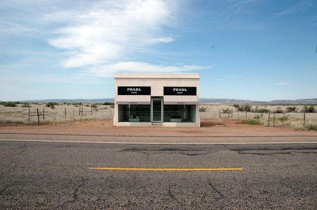 800px-Elmgreen_&_Dragset_-_Prada_Marfa_-_Head_on