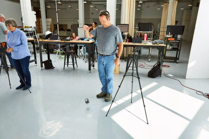 A person accidentally dropping the Cigman 3x360 Degrees Green Laser Level on the ground during a test