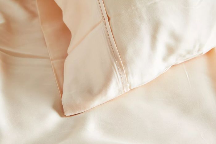 A detailed view of the Tempur-Pedic 400 Thread Count Cool Luxury Sheet Set displayed on a pillow and mattress