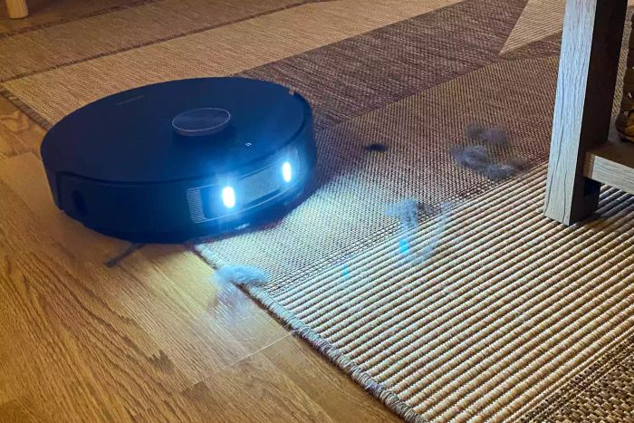 The Dreame L20 Ultra Robot Vacuum gets ready to pick up pet hair from a rug