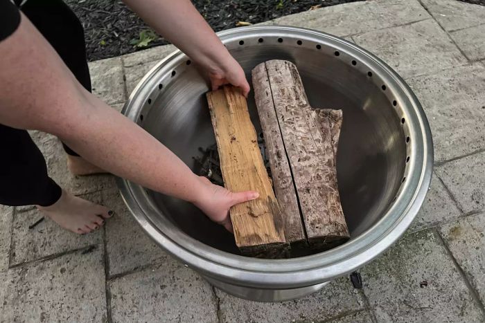The Cuisinart COH-800 Cleanburn Smokeless 24 Inch Fire Pit is designed to accommodate wood internally.