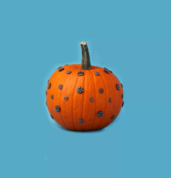 Creative pumpkin carving ideas – button-inspired pumpkin