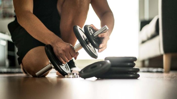 This Week's Unique Lift: The One-Handed Dumbbell Snatch