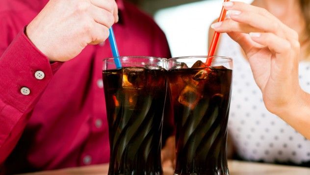 couple-drinking-soda