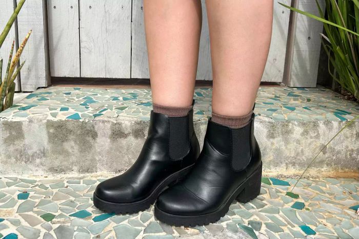 A person is seen wearing the Soda Jaber Boot