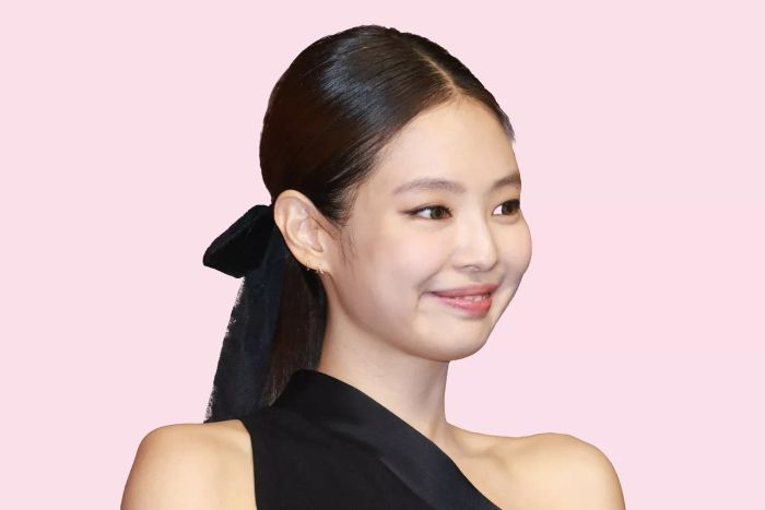 Jennie has gone blonde.