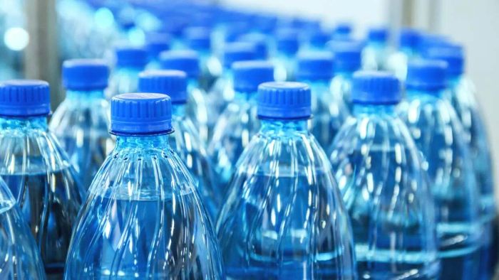Is bottled water really subject to expiration?