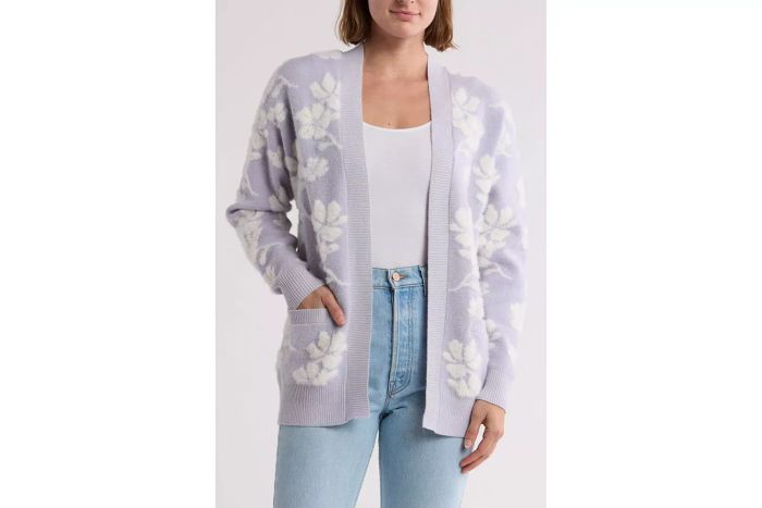 This floral cardigan adds a fresh and vibrant touch to your wardrobe.