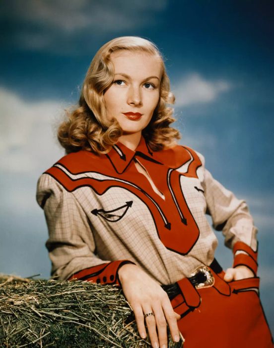 The ongoing turmoil of World War II, combined with the lingering effects of the Great Depression, made practicality a priority. As more women entered the workforce, many sought easy-to-maintain yet elegant hairstyles. Short, manageable cuts became popular, especially those that kept hair neatly out of the face. This era also gave rise to the Victory Roll, a patriotic style that kept hair tidy yet stylish.
