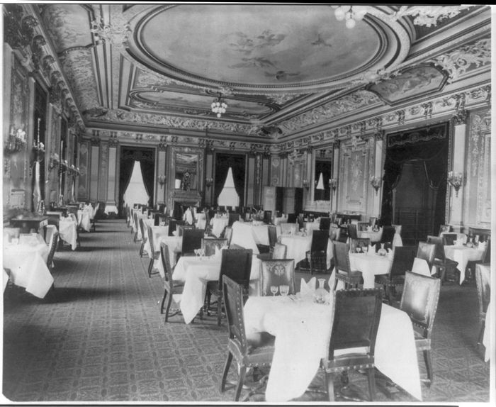 https://upload.wikimedia.org/wikipedia/commons/thumb/e/e4/Metropolitan_Club_dining_room_LCCN2005689178.jpg/1248px-Metropolitan_Club_dining_room_LCCN2005689178.jpg