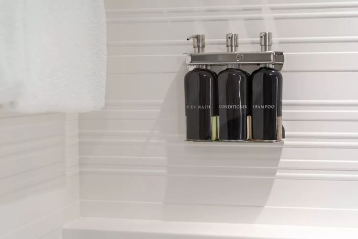 Reusable shower bottles are becoming a popular choice in modern bathrooms, offering an eco-friendly and practical solution. Instead of the usual small hotel-sized bottles of shampoo and conditioner, many hospitality providers are now installing large, refillable containers that are discreetly mounted in the shower. This trend not only helps save money but also reduces the number of calls to housekeeping due to excess product usage. Moreover, these refillable bottles contribute to a more elegant and polished bathroom design, making the space look more luxurious.
