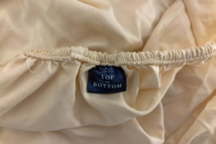 The tag showing the short side of the fitted sheet from the Cosy House Collection Luxury Bed Sheets.