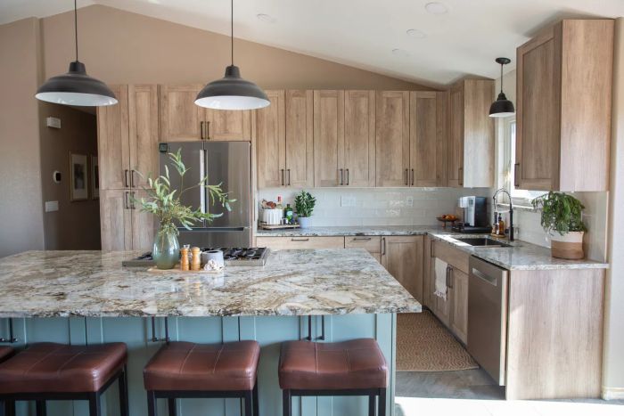 quartz-vs-granite-GettyImages-1585515647