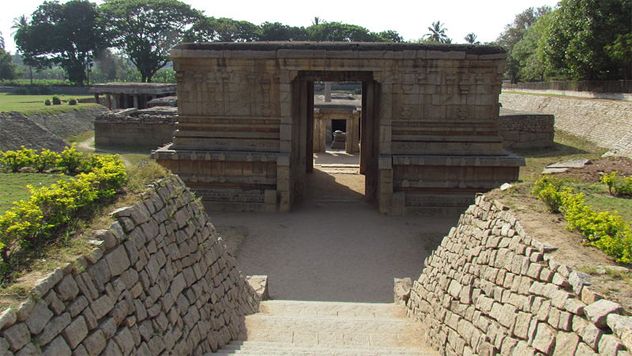 6- Underground_Shiva_temple_01
