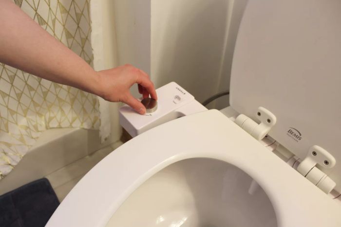 Hand-operated control dial of the TUSHY Classic 3.0 Bidet Toilet Seat Attachment